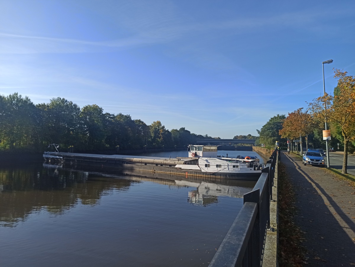 WSPI-OLD: Binnenschiff liegt quer im Schleusenvorhafen Oldenburg