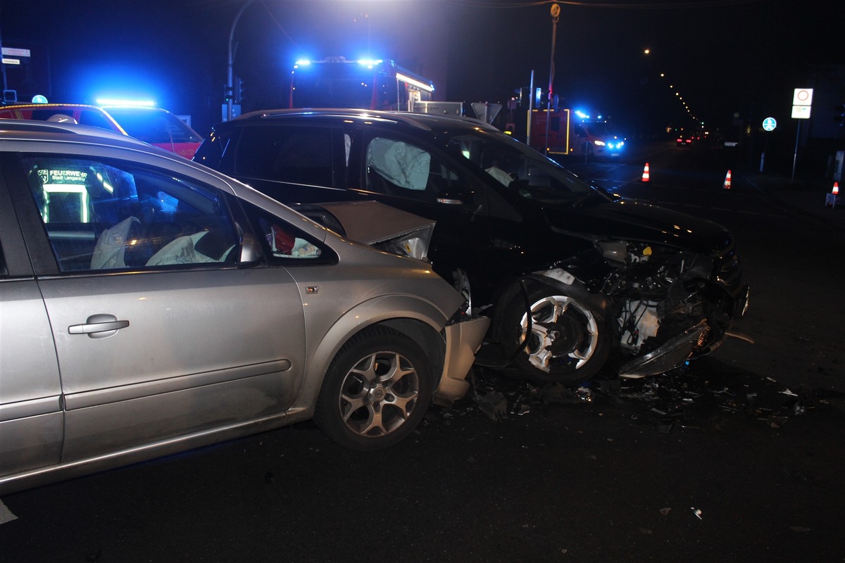 POL-ME: Verkehrsunfall mit sechs Verletzten und hohem Sachschaden - Langenfeld - 2512003