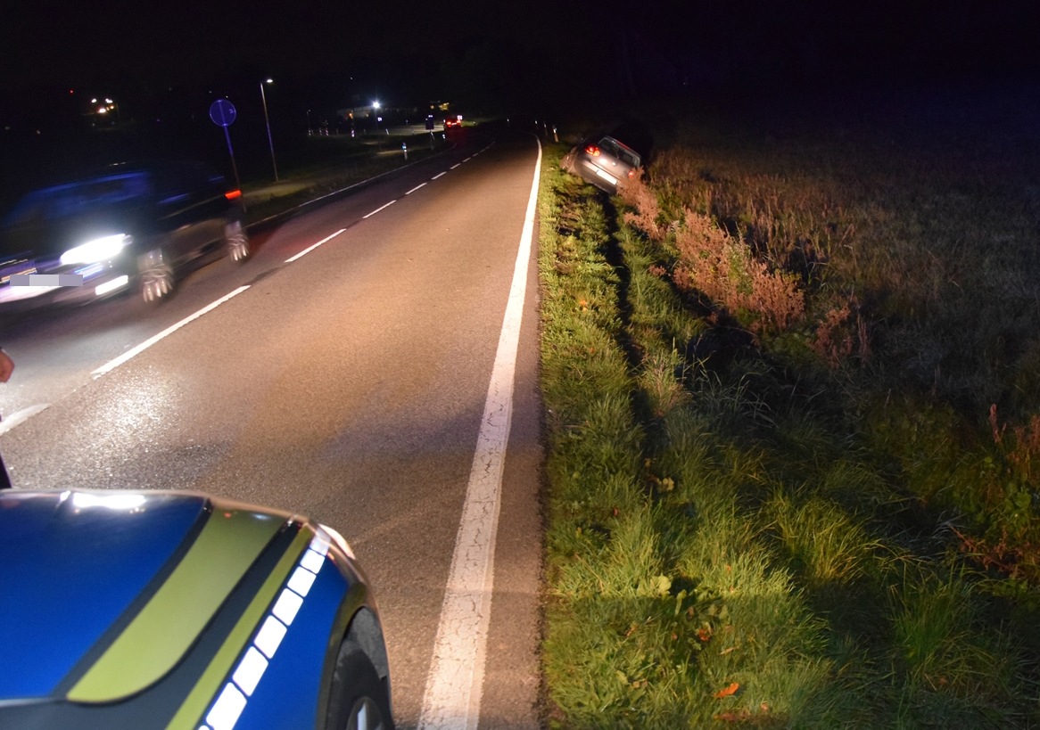 POL-HF: Alleinunfall -
Alkoholisierte Fahrerin fährt in Straßengraben