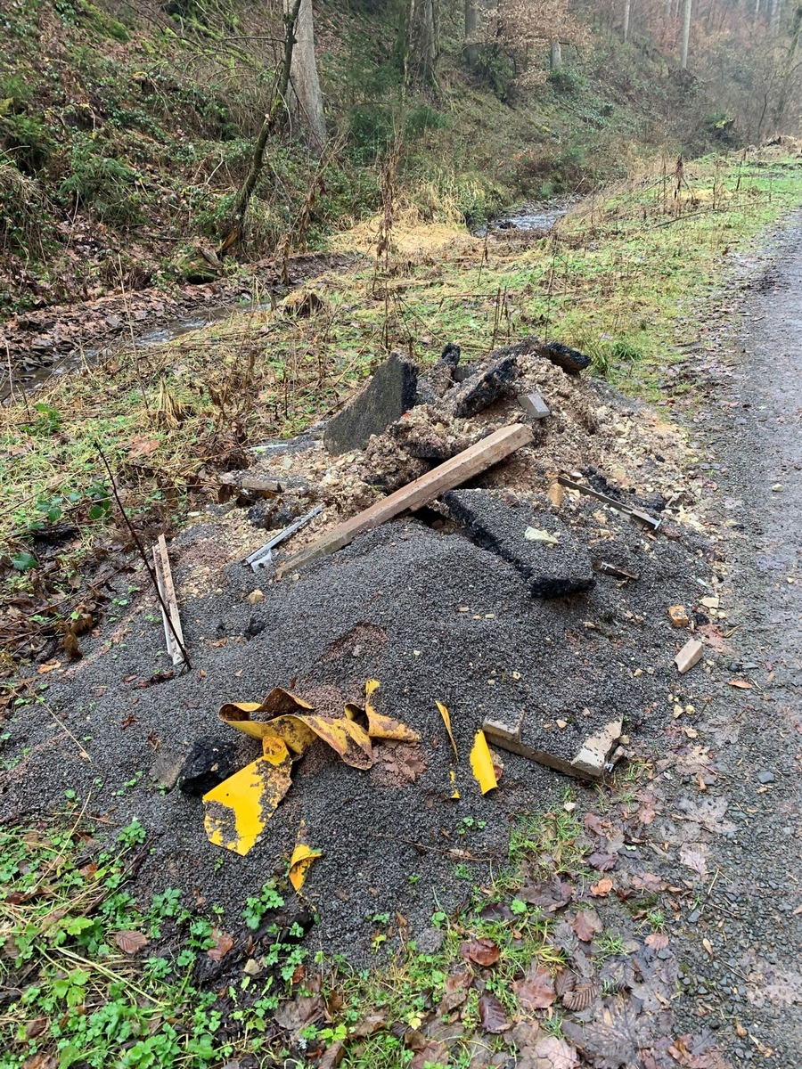 POL-PDWIL: Illegale Entsorgung von Bauschutt im Wald