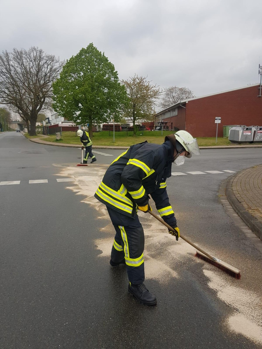 FW-Schermbeck: Ölspur auf der Straße Im Heetwinkel