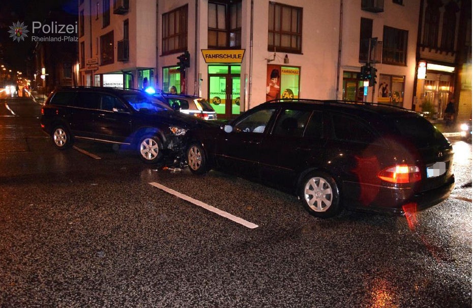 POL-PPWP: Unfall im Kreuzungsbereich