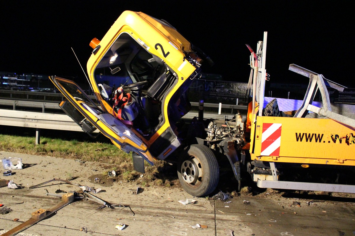 API-TH: Sattelzug fährt frontal auf Schilderwagen auf