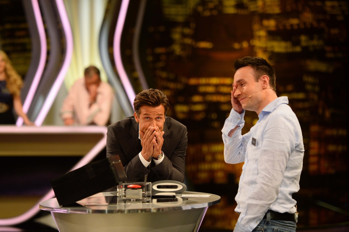 Es geht um 250.000 Euro: Profi-Pokerspieler Florian weint in SAT.1-Show &quot;Deal or no Deal&quot; (FOTO)