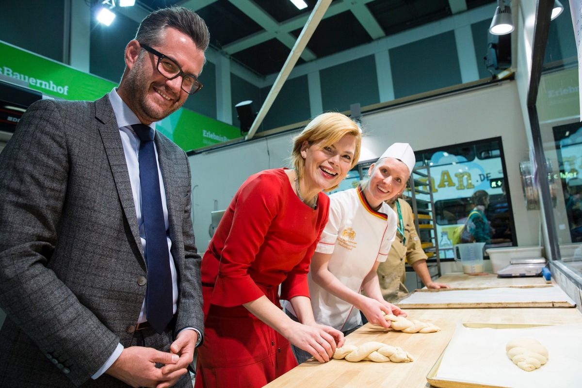 Politischer Austausch auf der Grünen Woche: Diskurs zwischen CDU-Brezeln und Hefezopf der Ministerin