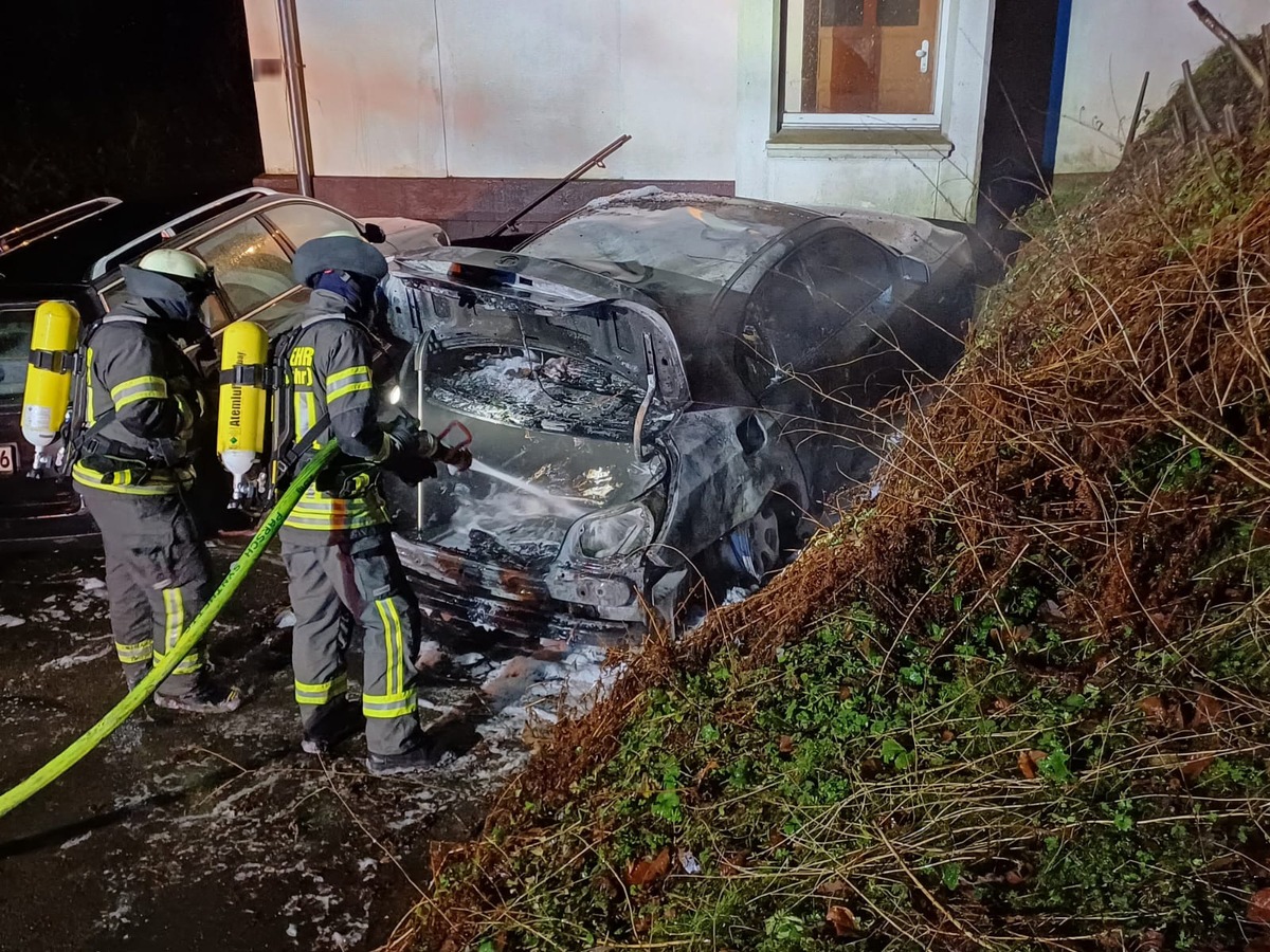 FW-EN: Wetter (Ruhr) - Fahrzeugbrand in der Nacht