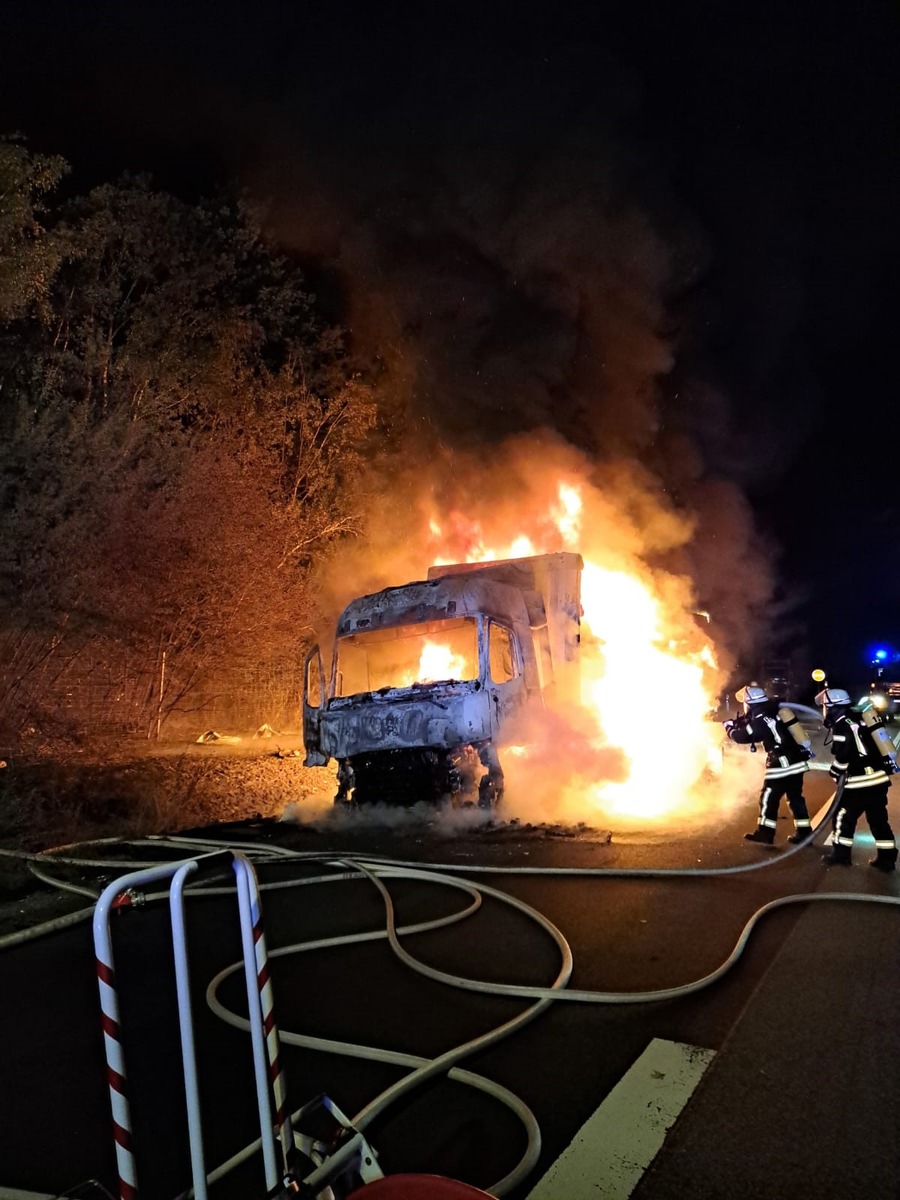 POL-OH: Sattelzug gerät durch technischen Defekt auf A7 in Vollbrand - Fahrer unverletzt