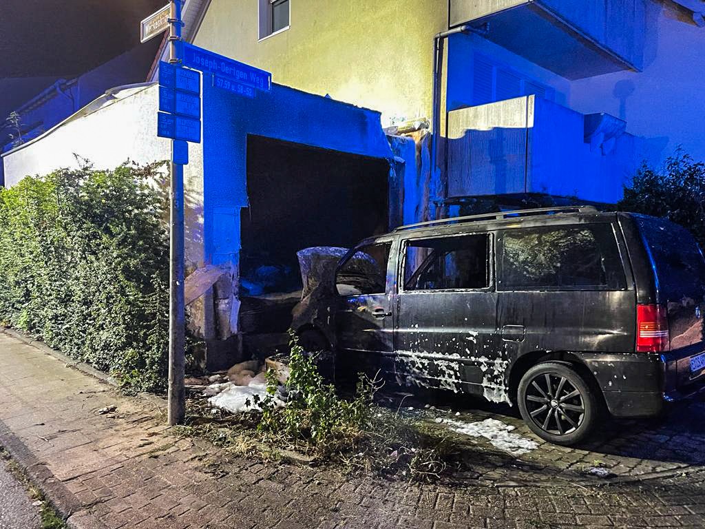 FW-E: Kleinbus brennt vor Garage - Feuerwehr verhindert Brandausbreitung auf das Wohngebäude