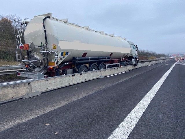 POL-VDMZ: Silo-Zug fährt auf Fahrbahnteiler