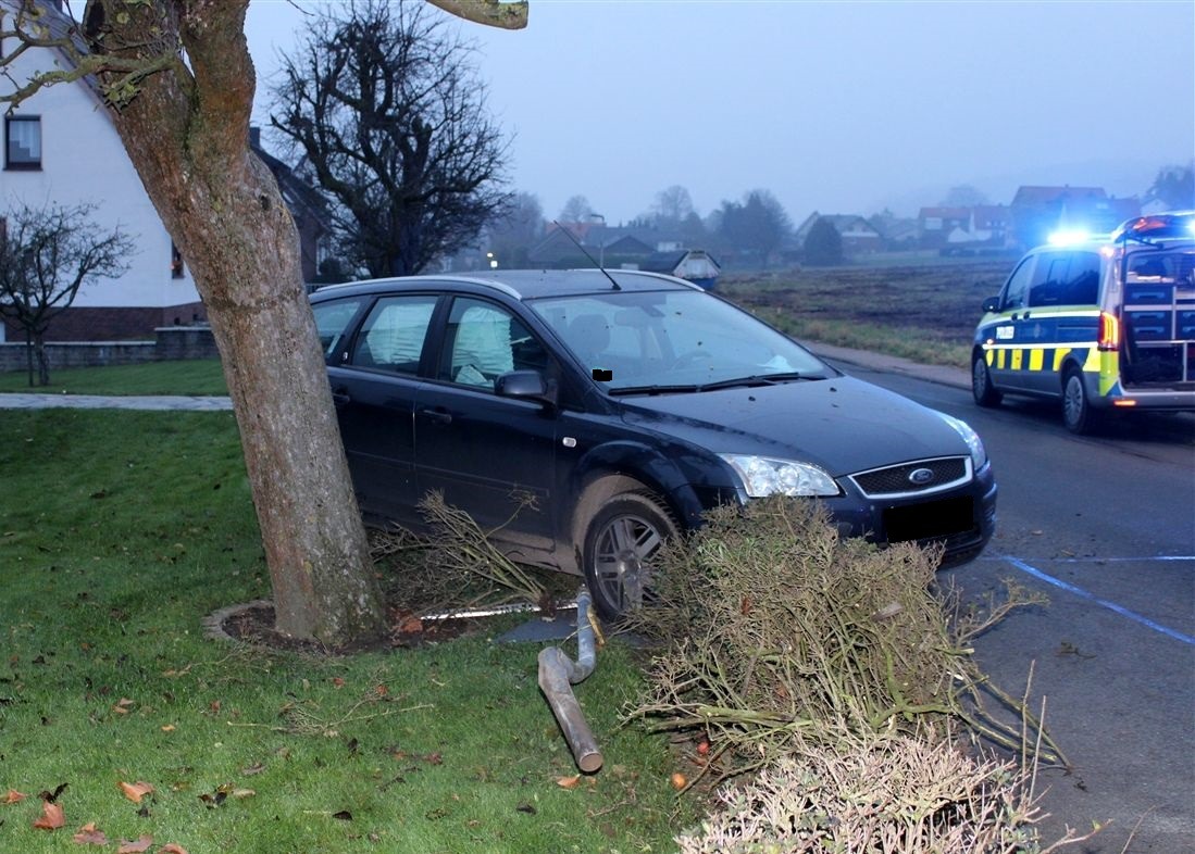 POL-MI: Zwei verletzte Autofahrer nach Kollision auf Kreuzung.