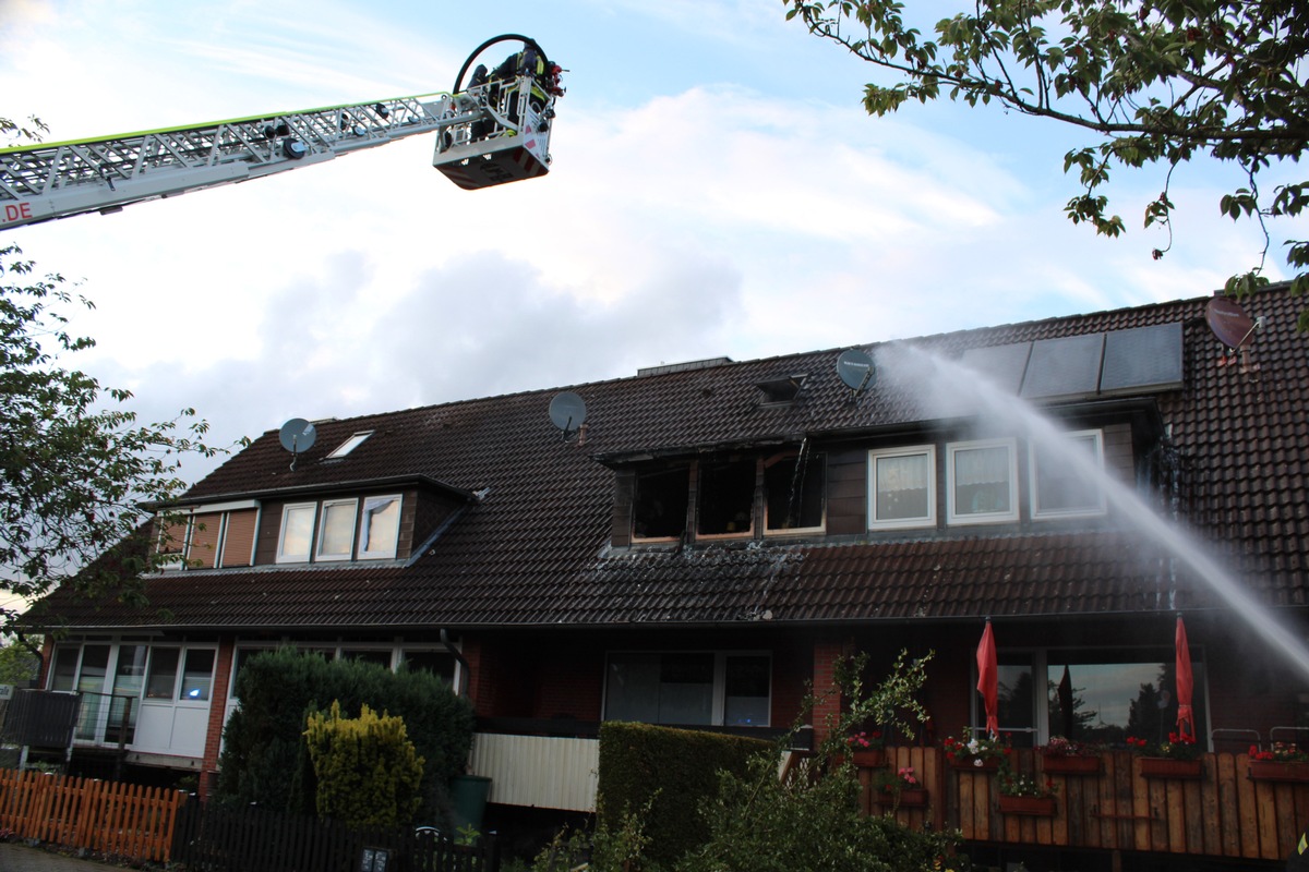 FFW Fredenbeck: Wohnungsbrand in Helmste / 150 Einsatzkräfte im Einsatz