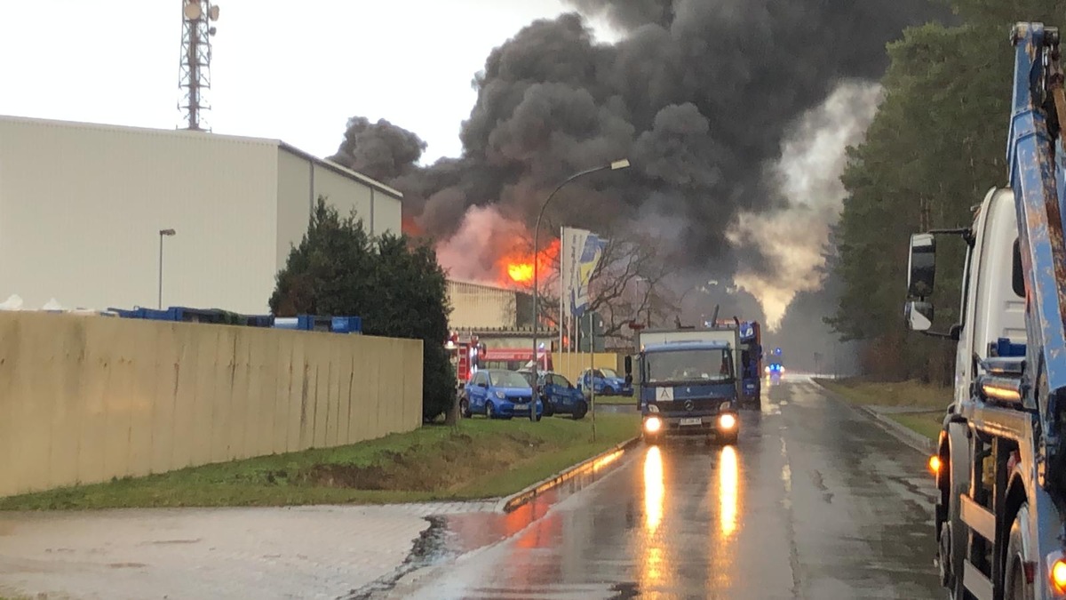 POL-CE: Hambühren - Brand zweier Entsorgungshallen ++++ Vorabmeldung