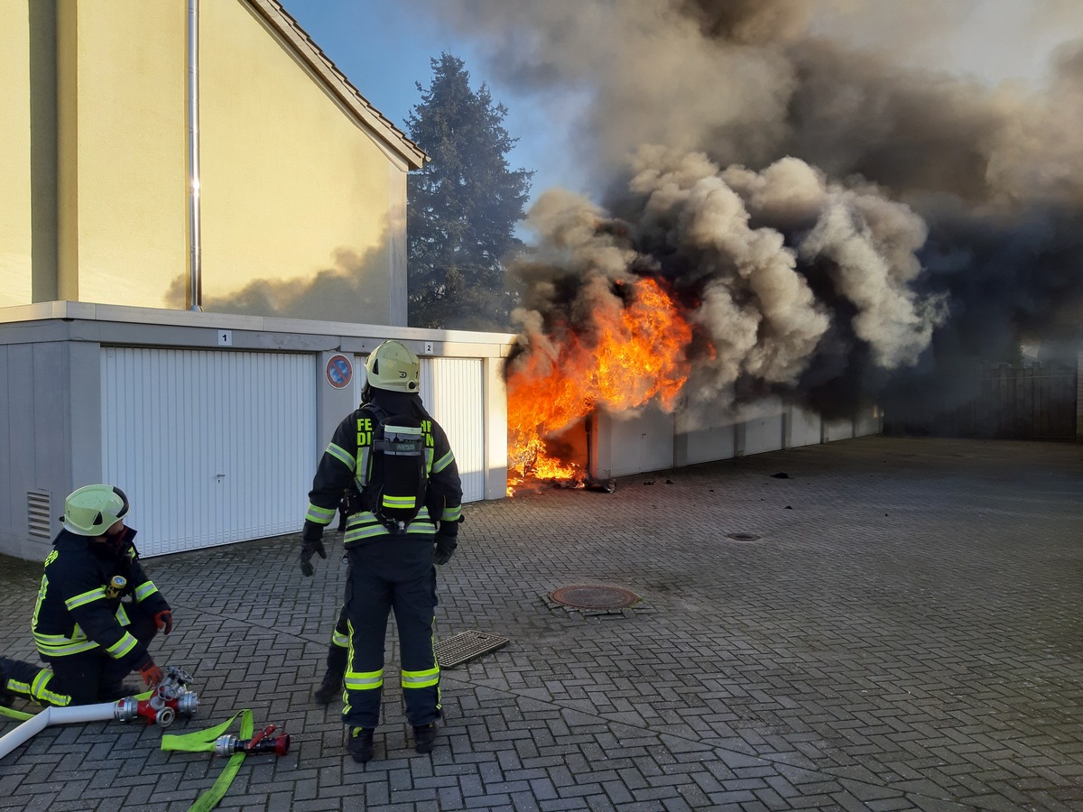 FW Dinslaken: Garagenbrand