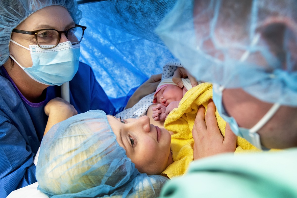 Ein Band, das für immer hält: Im Bucher Kreißsaal sorgt Sectio-Bonding für kuschelige Kennenlernmomente