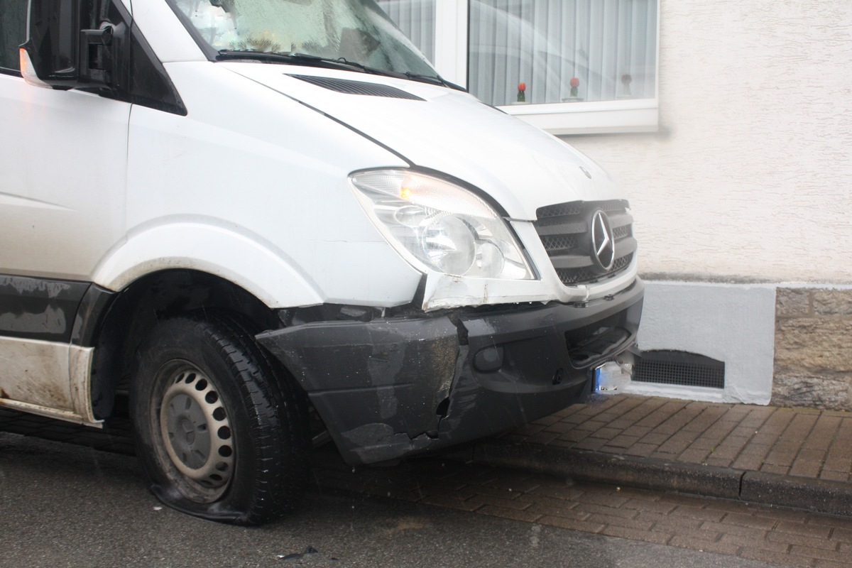 POL-HX: Sprinter gestreift und weggefahren