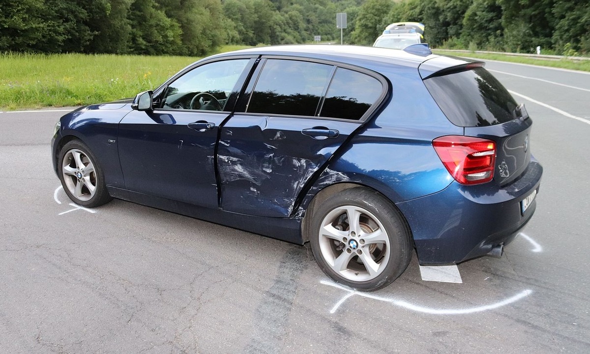 POL-OE: Vorfahrt missachtet: Pkw kollidieren im Einmündungsbereich