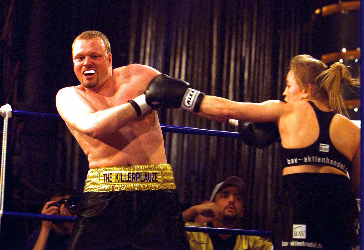 Das Comeback des Jahres in der Kölnarena: &quot;Die Rückkehr der Killerplauze&quot; in der &quot;McFit Fight Night&quot; auf ProSieben / Stefan Raab boxt Regina Halmich