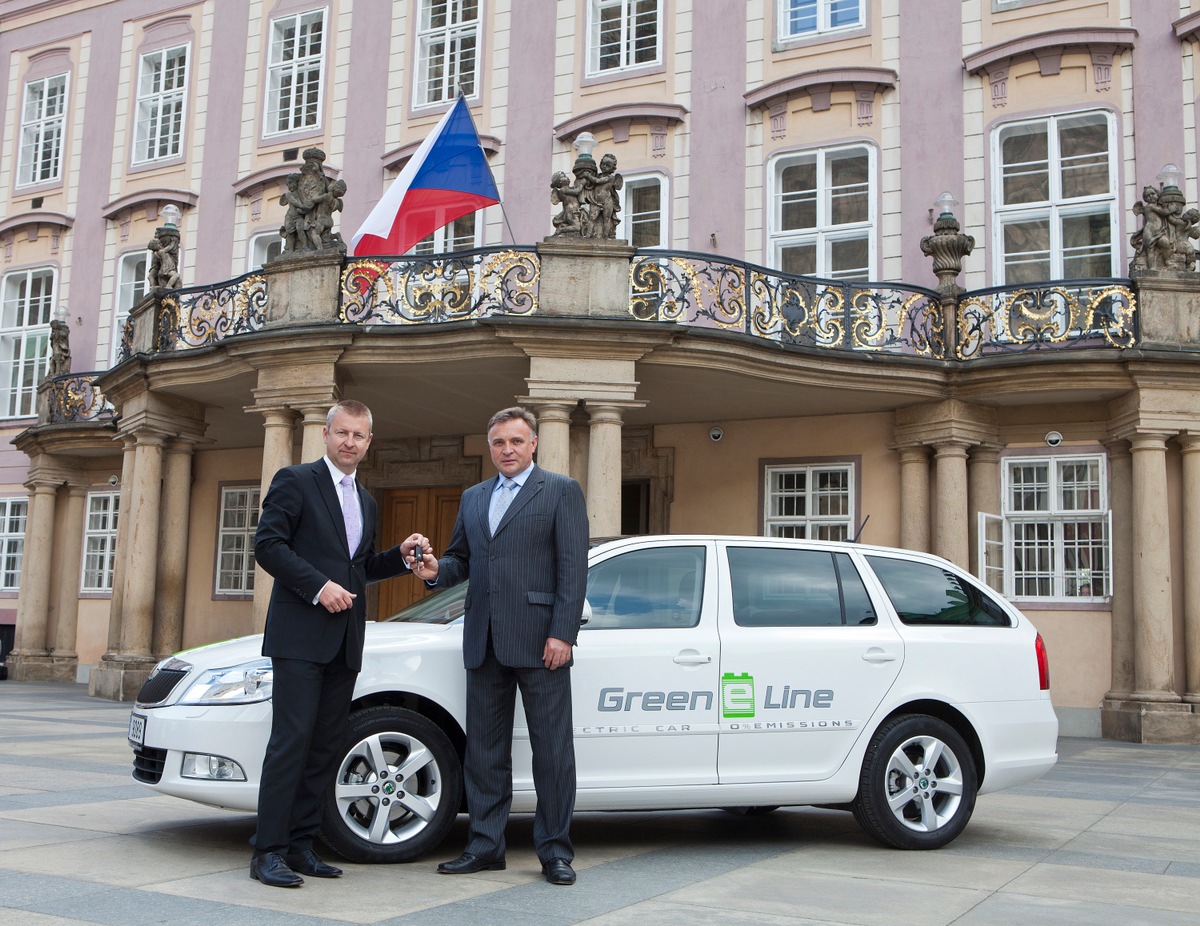 Elektro-Octavia auf der Prager Burg unterwegs (BILD)