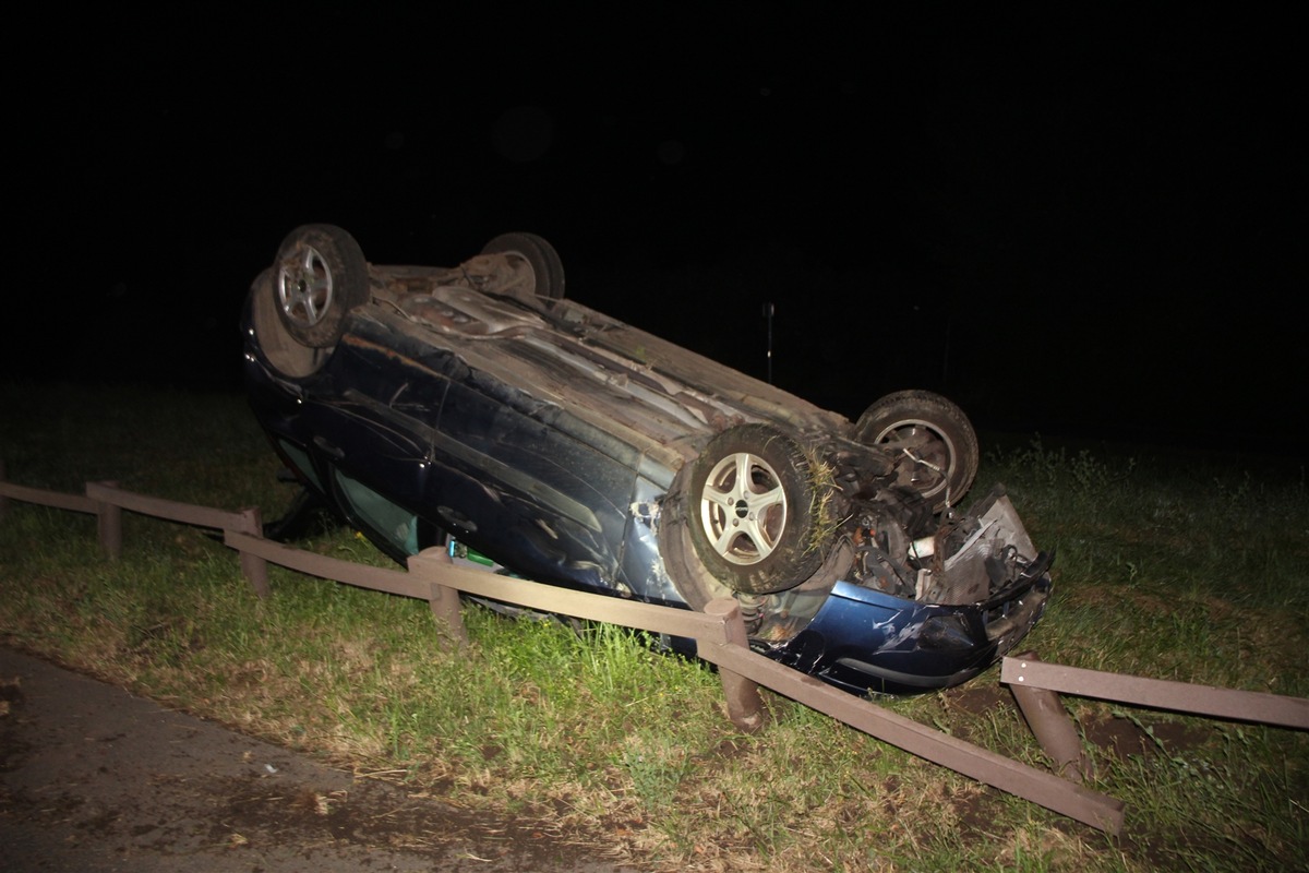 POL-NE: Auto überschlägt sich