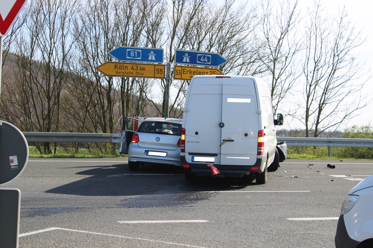 POL-DN: Straßensperrung und hoher Schaden nach Verkehrsunfall mit Verletzten