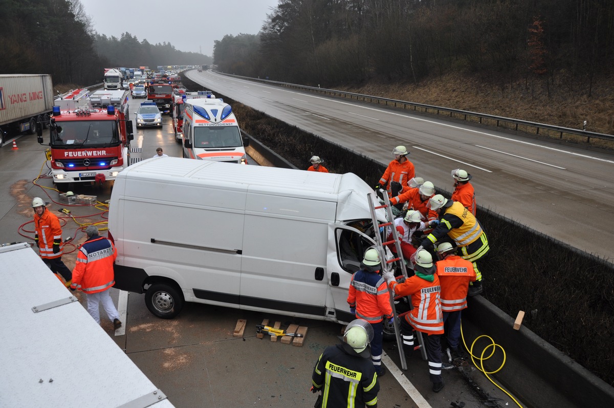 POL-WL: Hittfeld - Unfall behindert Berufsverkehr ++ Garlstorf - Zweiter Unfall behindert Verkehr ++ Buchholz i.d.N. - Dreister Diebstahl ++  Neu Wulmstorf - Einbruch  ++ und weiter Meldungen