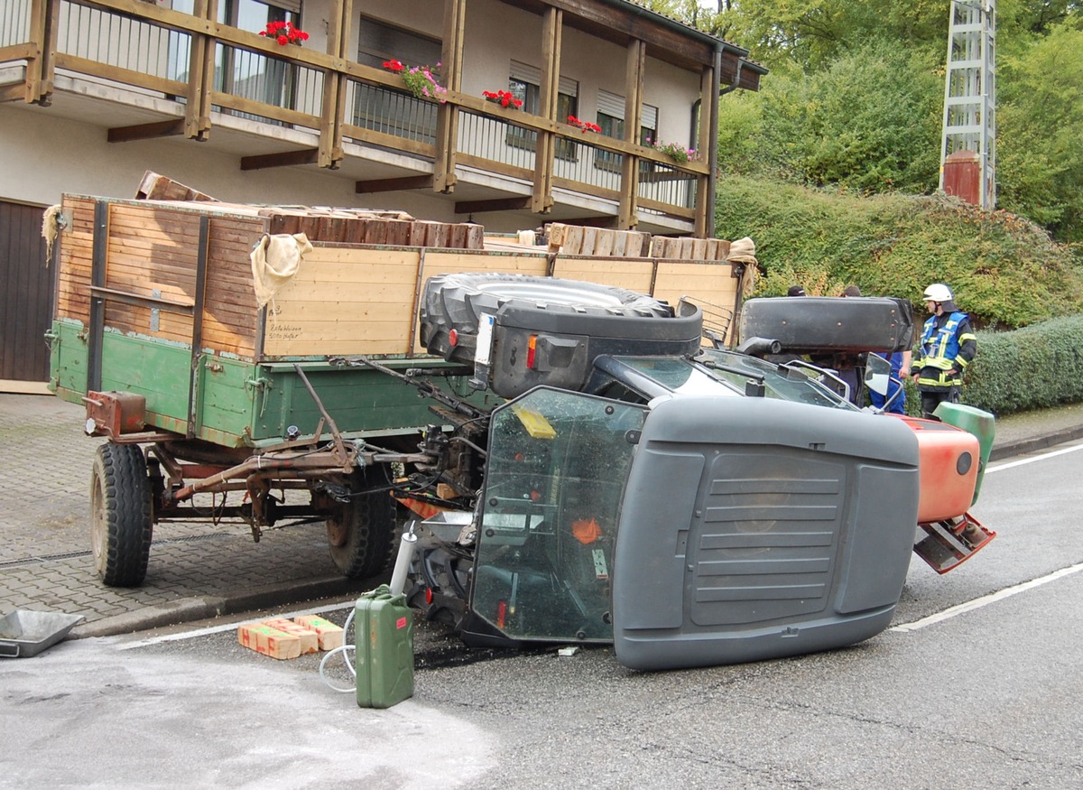 POL-PPWP: Traktor kippt um