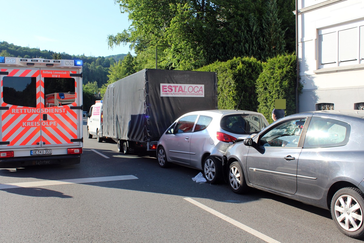 POL-OE: Vier Verletzte bei Auffahrunfall