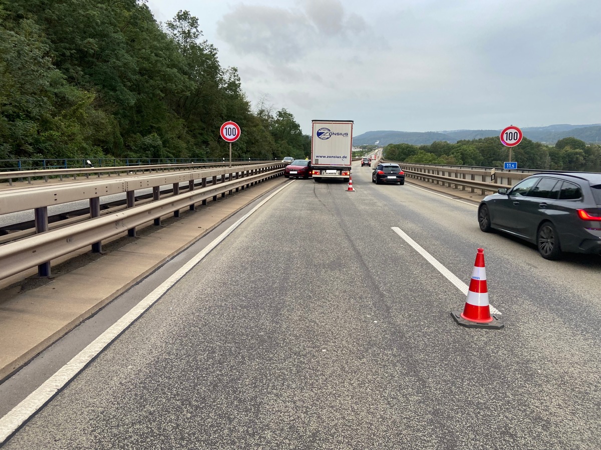 POL-PPTR: Kleiner Unfall, großer Rückstau - LKW übersieht PKW