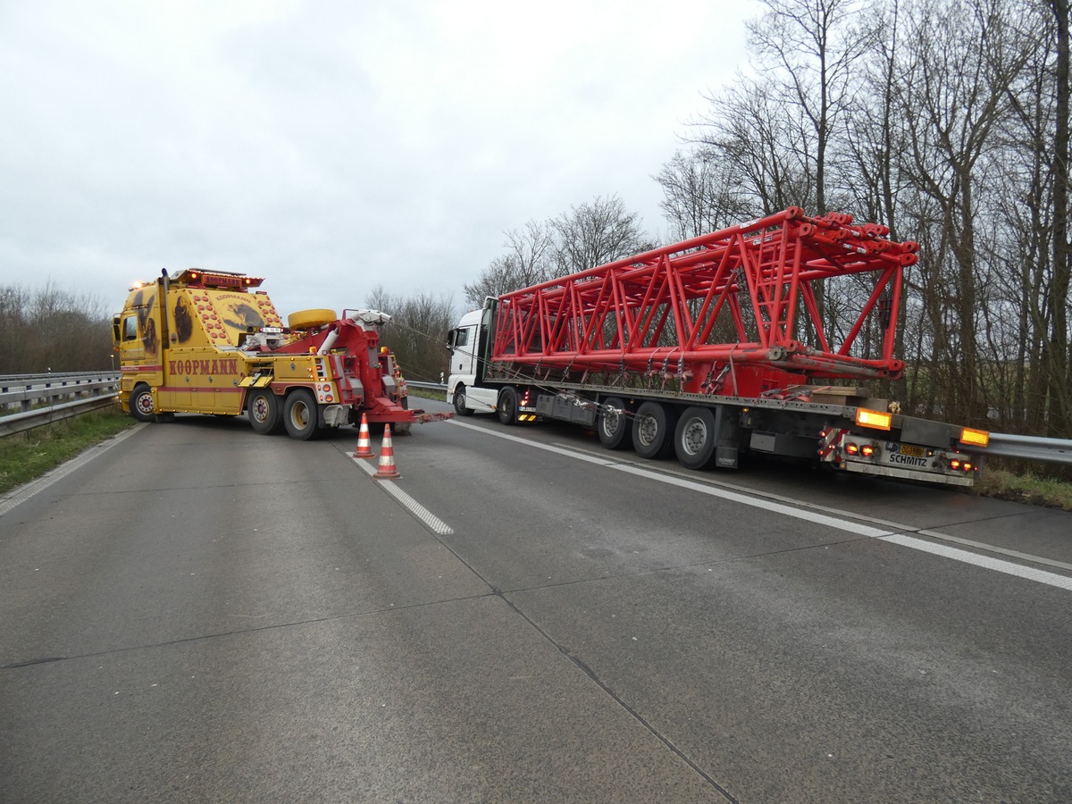 POL-OL: ++ Auf der A 29, kurz vor der AS Zetel, kommt ein Sattelzug von der Fahrbahn ab, anschließend kommt es zu drei weiteren Verkehrsunfällen mit leicht verletzten Personen ++