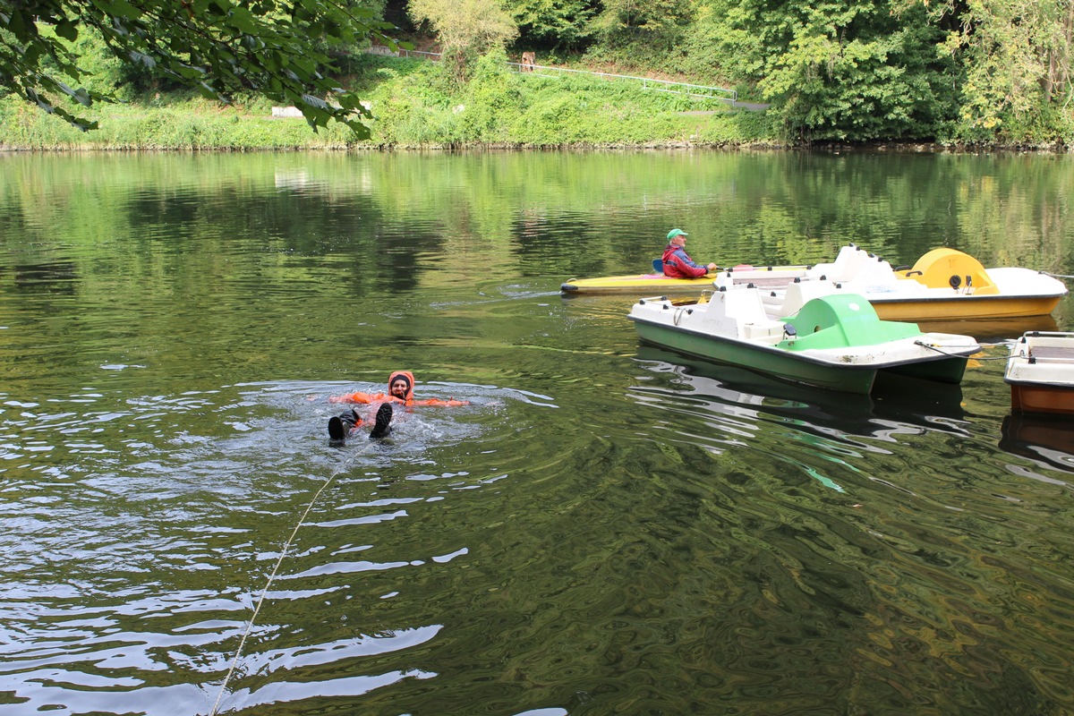 FW-DO: Hilflos auf der Ruhr treibender Schwan durch die Feuerwehrgerettet