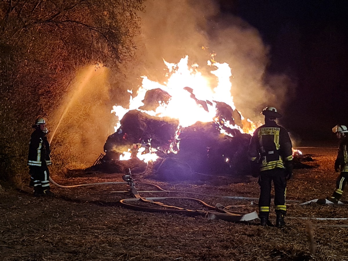 FW-DO: Brennende Strohballen auf einem Feld