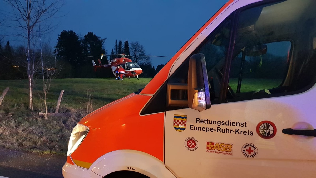 FW-EN: Verkehrsunfall mit Hubschrauber und Ölspur