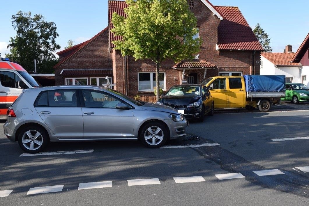 POL-WHV: Verkehrsunfall unter Beteiligung von drei Fahrzeugen in Tettens