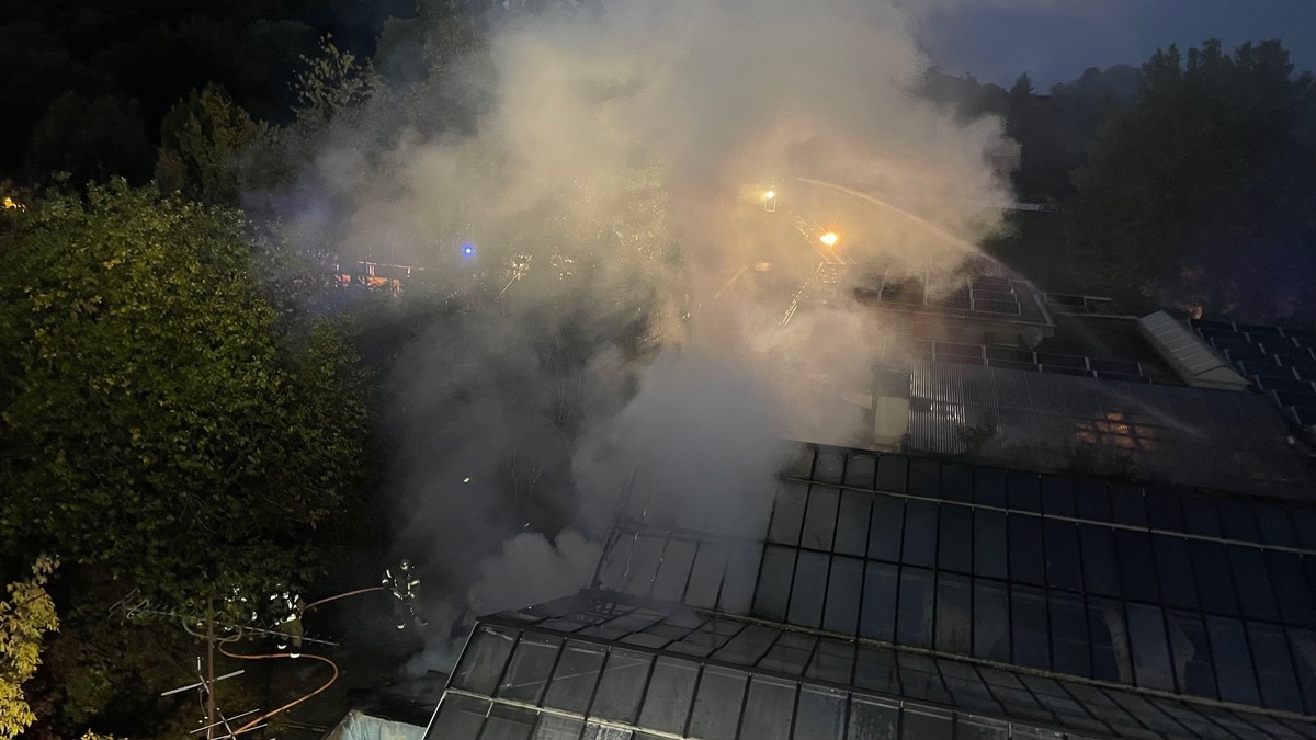 FW Stuttgart: 22.10.2023 Brand in Gärtnerei