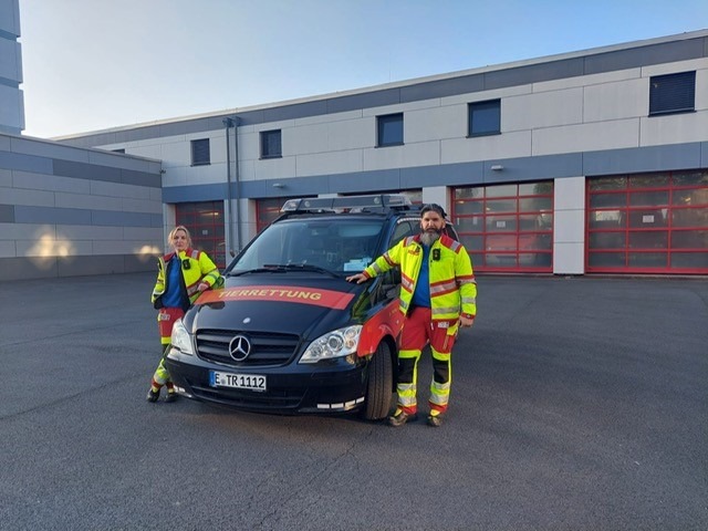 FW-GLA: Hund bei einer Bahnstrecke ausgesetzt Schwieriger Einsatz für die Feuerwehr und die Tierrettung Essen e.V.