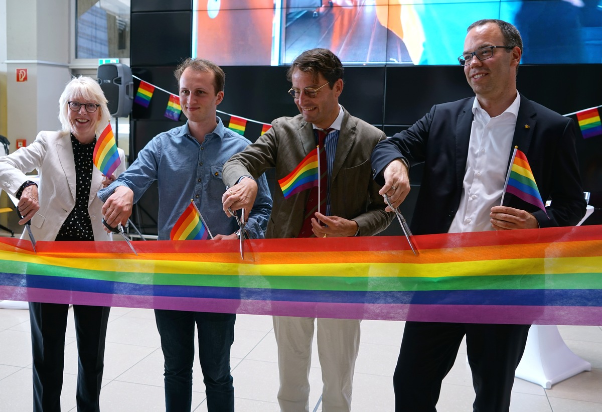 Regenbogenfarben am Köln Bonn Airport