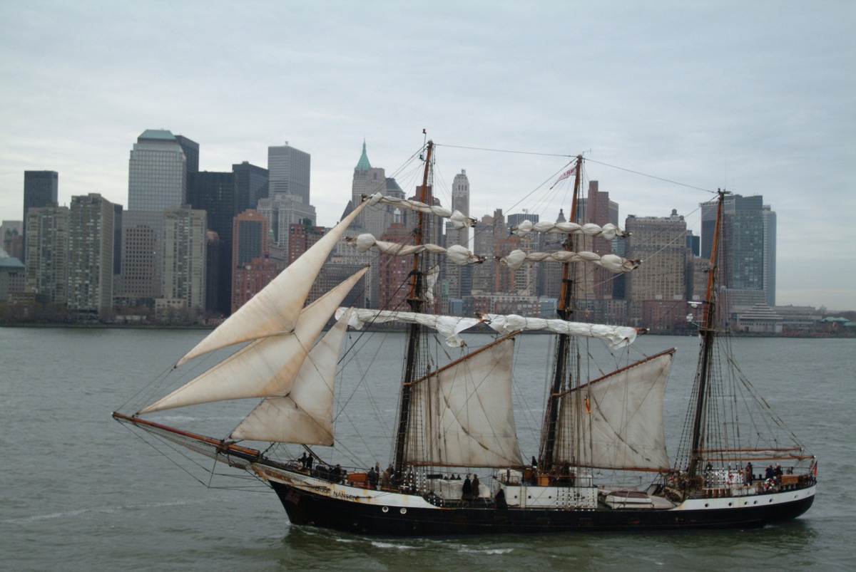 &quot;Windstärke 8&quot; - Auf den Spuren der Auswanderer des 19.Jahrhunderts / Eine spannende Zeitreise in die Vergangenheit endet kurz vor Weihnachten in New York