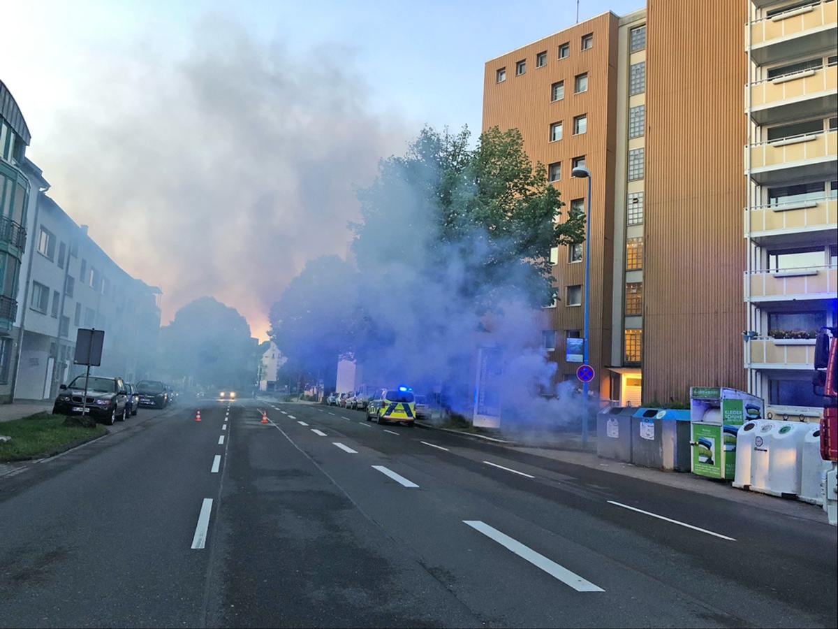 POL-ME: Papiercontainer an der Berliner Straße wurde in Brand gesetzt - Velbert - 2205074