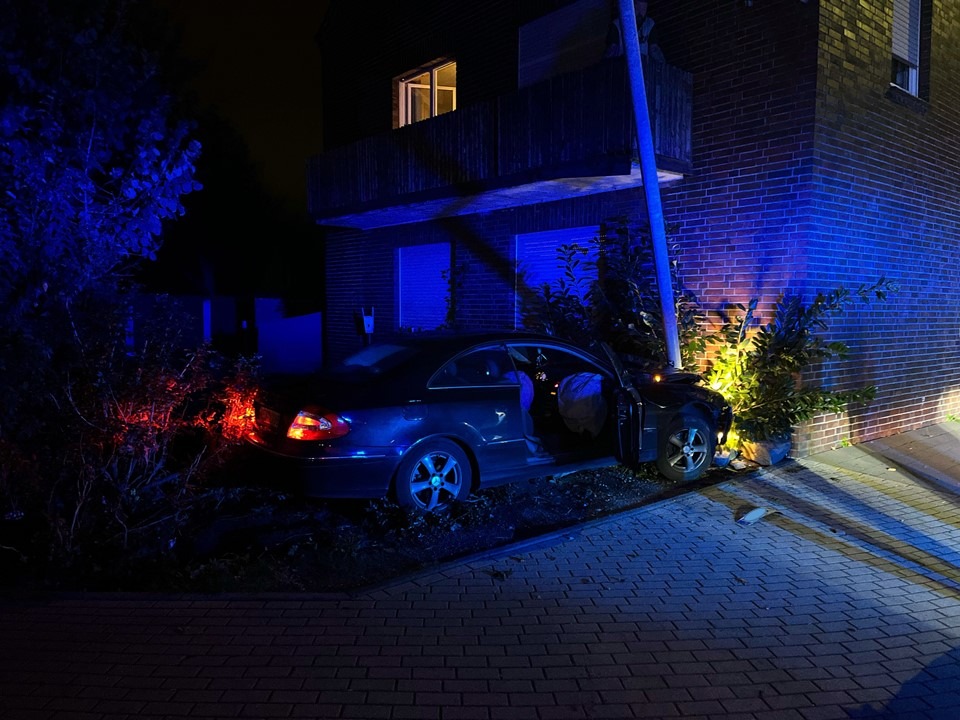 POL-KLE: Geldern - Verkehrsunfall / 20-Jähriger verunfallt und kommt im Vorgarten zum Stehen