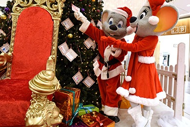 Ed und Edda aus dem Europa-Park schmücken Kinder-Wunschbaum: „Licht an“ für Weihnachten in Q 6 Q 7 Mannheim