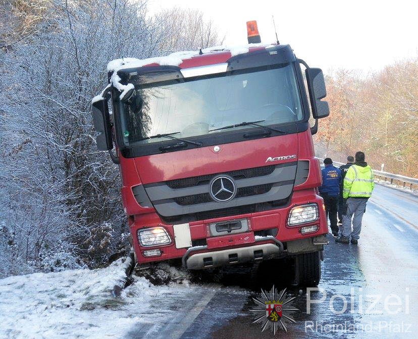 POL-PPWP: Weilerbach: Lkw sackt ab und drückt Planke um