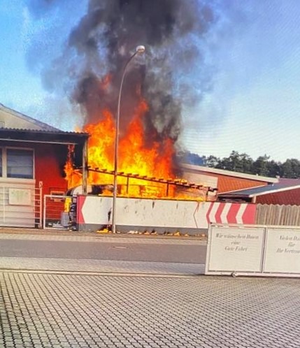 POL-PDNW: (Haßloch) Wohnwagenbrand greift auf Wohnhaus über