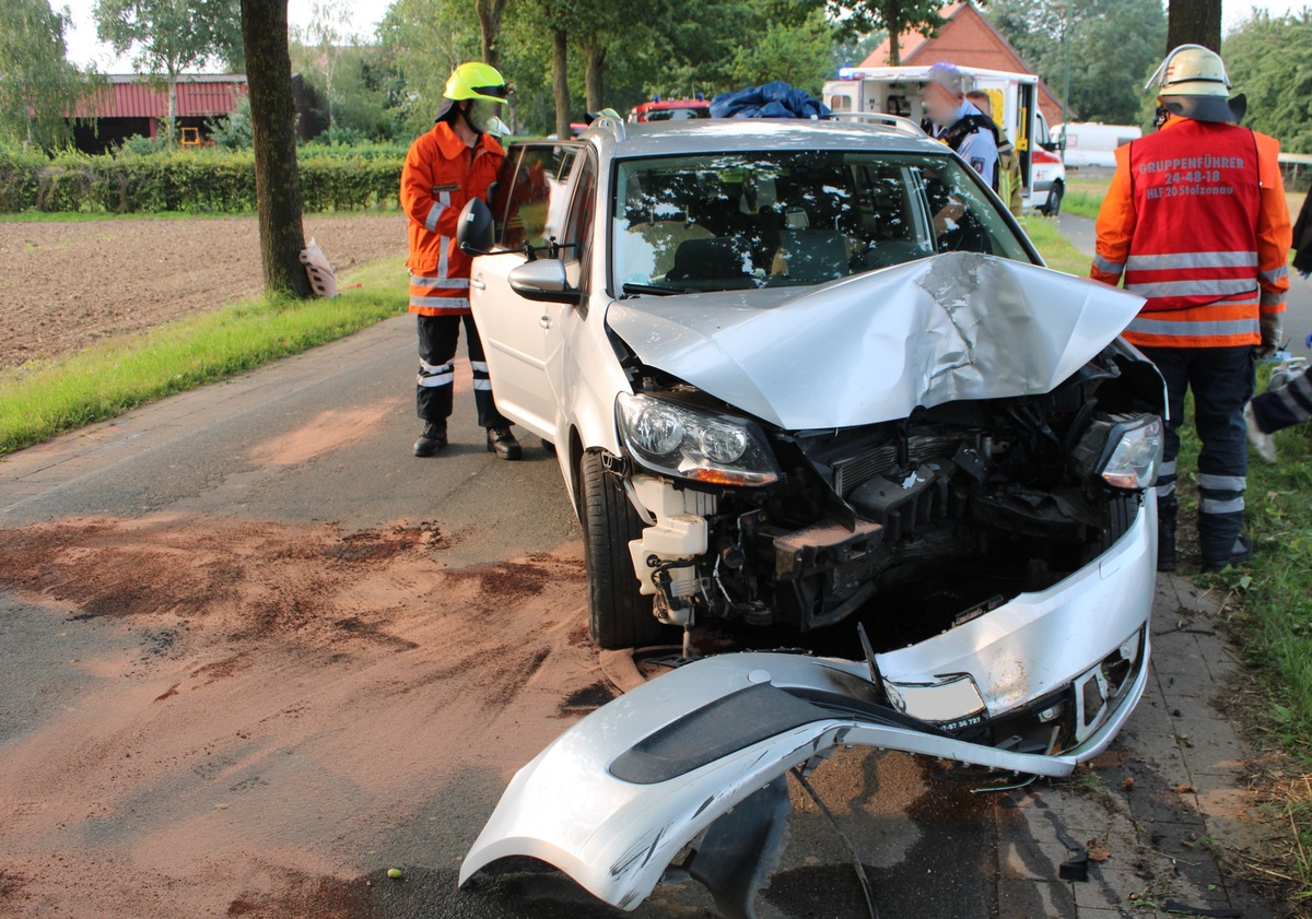 POL-MI: Autofahrerin kollidiert mit Baum