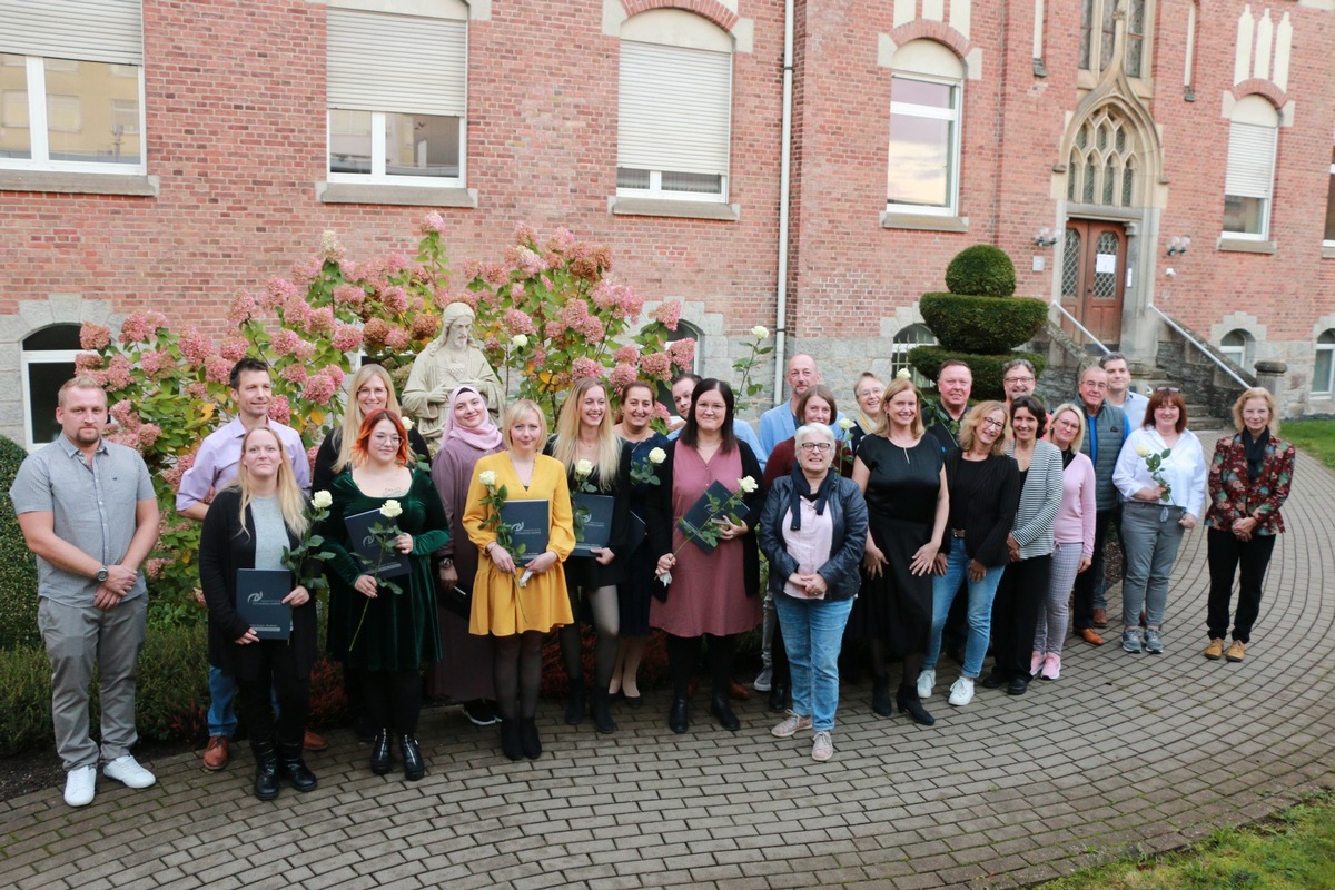 Karriere dank Weiterbildung: Katharina Kasper Akademie gratuliert Einrichtungs- und Praxisanleitungen