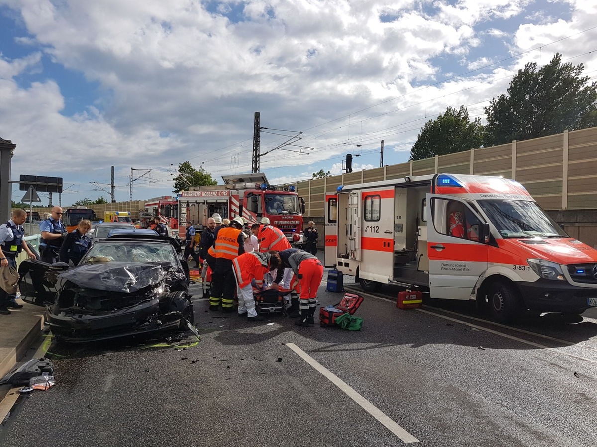 POL-PPKO: Schwerverletzter bei Verkehrsunfall auf B 42