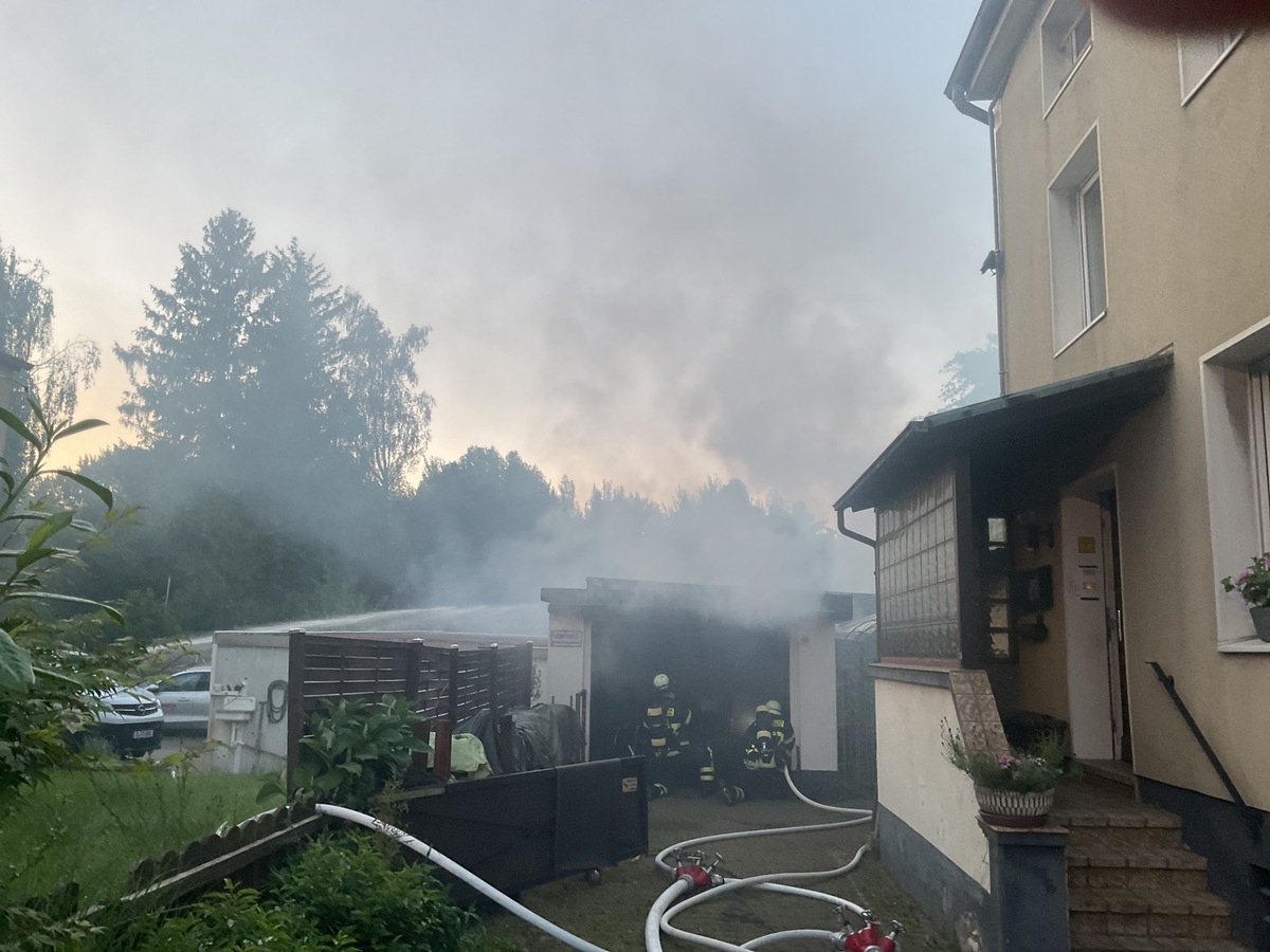 FW-DO: Garage, Gartenhaus und Motorräder werden Opfer der Flammen in Dortmund Groppenbruch