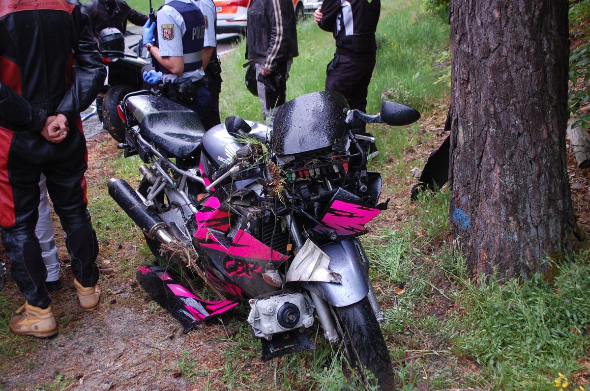 POL-PPWP: Motorradunfall auf der B 48 - Fahranfänger verletzt sich leicht