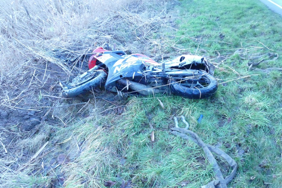 POL-CUX: Schwerer Verkehrsunfall - junger Motorradfahrer wird schwer verletzt und hat dabei Glück im Unglück (Lichtbilder in der Anlage)