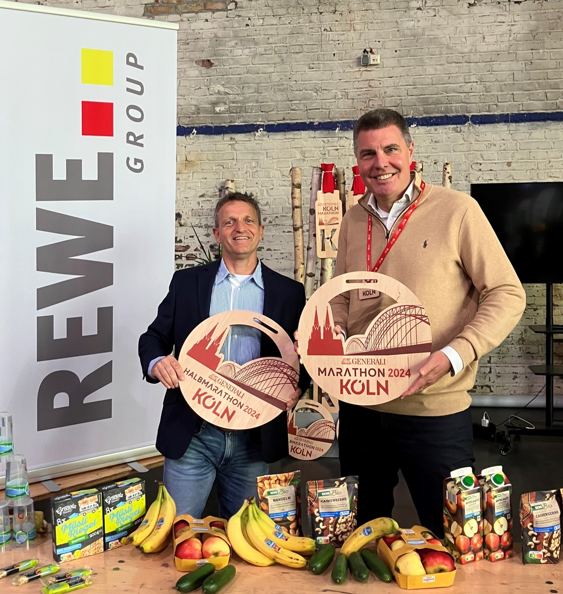 26. Generali Köln Marathon: REWE Group unterstützt das Lauf-Event der Domstadt seit 23 Jahren - in diesem Jahr mit prominenter Staffel um REWE Group-CEO Lionel Souque