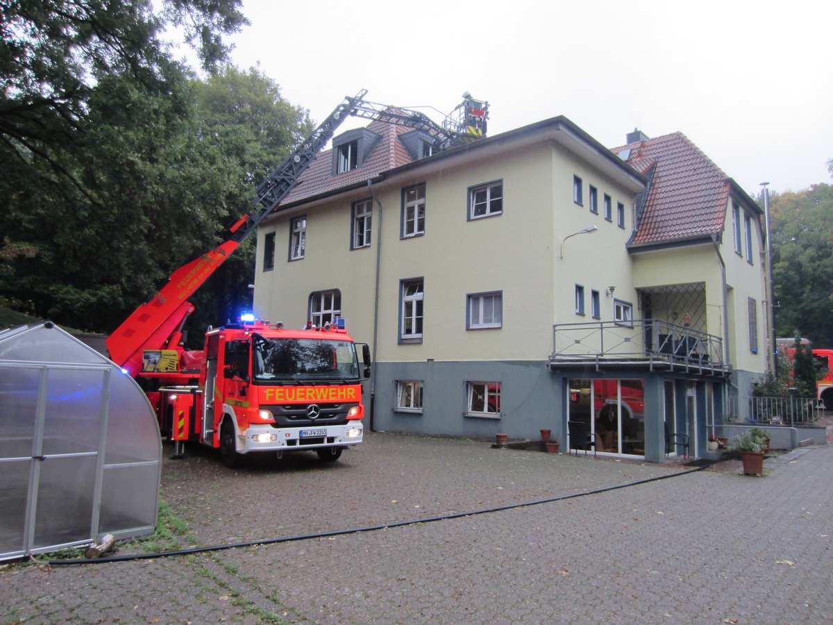 FW-MH: Zwei Paralleleinsätze beschäftigen die Feuerwehr Mülheim an der Ruhr